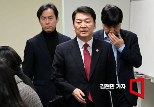 안철수 국민의힘 당대표 후보가 6일 서울 여의도 국회 의원회관에서 열린 긴급 기자회견을 마치고 이동하고 있다. 사진=김현민 기자 kimhyun81@