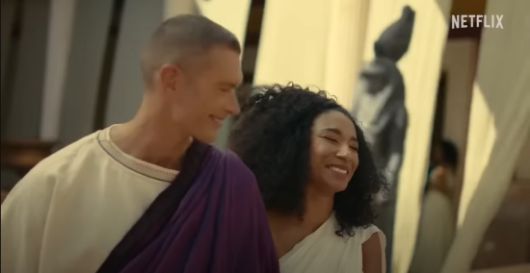 넷플릭스 다큐멘터리 '퀸 클레오파트라' 예고편이 최근 공개된 가운데 흑인 배우 아델 제임스가 클레오파트라 7세를 연기해 ‘블랙 워싱’ 논란이 일고 있다. [사진출처=넷플릭스 공식 유튜브]