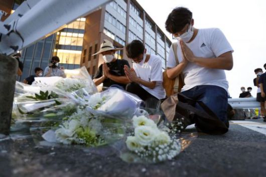 아베 신조 일본 전 총리가 총격으로 사망한 8일 오후 사고 현장인 일본 나라현 나라시 소재 야마토사이다이지역 인근 노상에서 시민들이 아베 전 총리를 추모하고 있다. 사진제공=연합뉴스