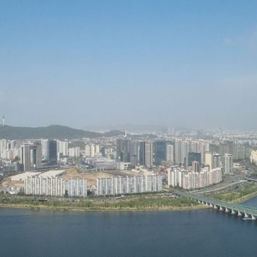 지난달 16일 서울 영등포구 63빌딩에서 내려다본 용산 일대 전경. 재건축 추진 아파트 단지가 한강변을 따라 위치하고 있다. [사진=류태민 기자]