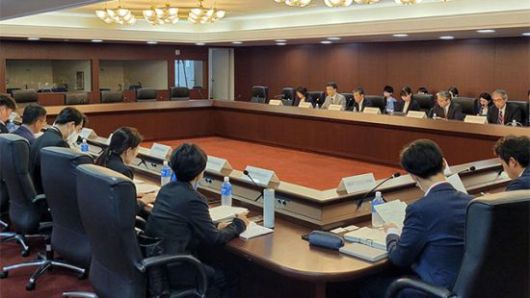 22일 후쿠시마 핵발전소 오염수 처리 관련사항을 확인하기 위해 현장에 방문한 한국 시찰단이 일본 관계자들과 회의를 하고 있다. (외교부 제공)