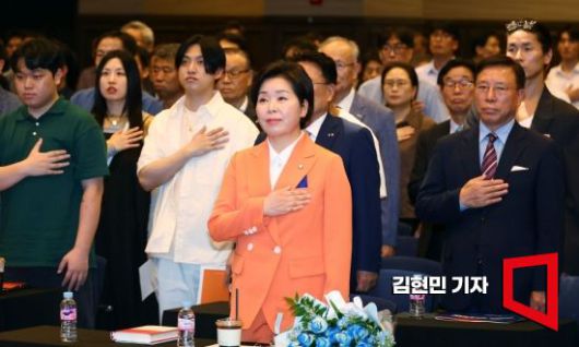 양향자 한국의희망 창당준비위원장과 조정훈 시대전환 의원 26일 서울 여의도에서 열린 한국의희망 창당발기인대회에서 창당선언문을 발표하고 있다. 사진=김현민 기자 kimhyun81@
