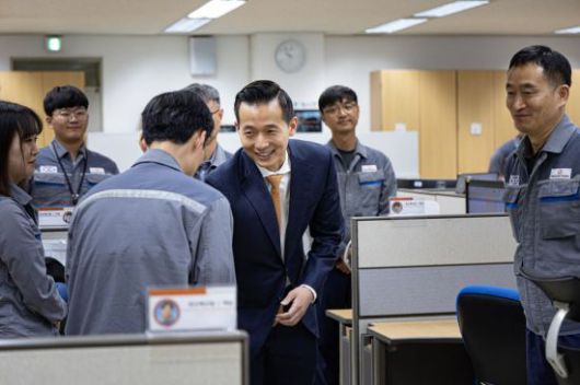 김동관 한화그룹 부회장이 이달 7일 한화오션 거제사업장에 방문해 직원들과 인사를 나누고 있다. 사진제공=한화오션