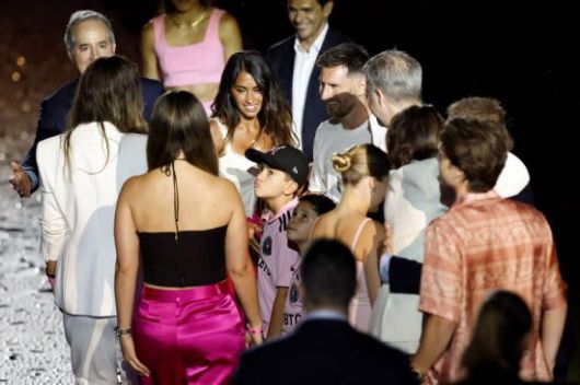 지난 17일(현지시간) 인터 마이애미 입단식에 참석한 '축구의 신' 리오넬 메시와 그의 가족들 [이미지출처=로이터연합뉴스]