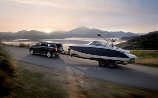 쉐보레 타호가 요트를 견인하는 모습