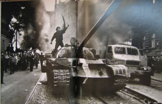 1968년 8월 프라하 시민이 멈춰선소련제 탱크 위에 올라가 체코슬로바키아 국기를 흔들고 있다. 사진=조성관 작가