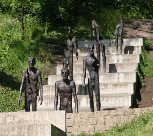 프라하 페트진 공원의 '전체주의 폭정' 조형물. 사진=조성관 작가