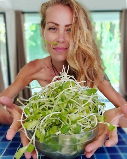 조리하지 않은 채소를 들고 있는 삼소노바. [사진 출처=인스타그램 캡처]