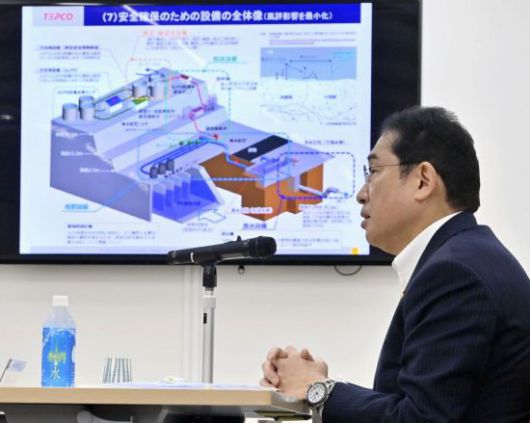 기시다 후미오 일본 총리가 20일 후쿠시마 제1원자력발전소를 방문해 도쿄전력측으로부터 오염수 방류 관련 브리핑을 듣고 있다.[이미지출처=연합뉴스]