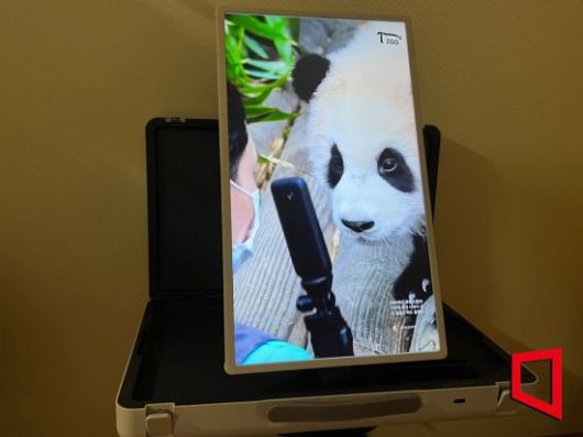 LG 스탠바이미 고(GO)를 세로 모드로 돌린 후 쇼츠를 시청하는 모습. [사진=한예주 기자]