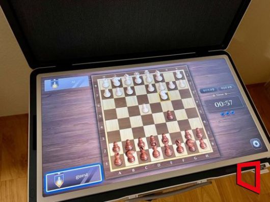 LG 스탠바이미 고(GO)를 테이블 모드로 설정한 후 체스게임을 하는 모습. [사진=한예주 기자]