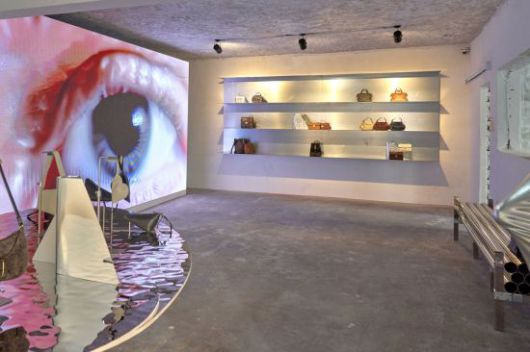 코오롱인더스트리FnC부문(코오롱FnC)이 전개하는 핸드백 브랜드 '쿠론'이 서울 성동구 키르스튜디오에 꾸민 전시공간. 쿠론이 이번 시즌 리브랜딩 과정에서 영감을 얻은 이미지를 상징하는 조형물과 신제품을 배치했다.[사진제공=코오롱FnC]