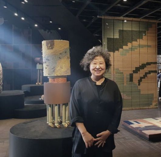 4일 서울 용산구 리움미술관에서 열린 개인전 프레스 프리뷰에 참석한 강서경 작가가 기념 촬영하고 있다. [이미지출처=연합뉴스]