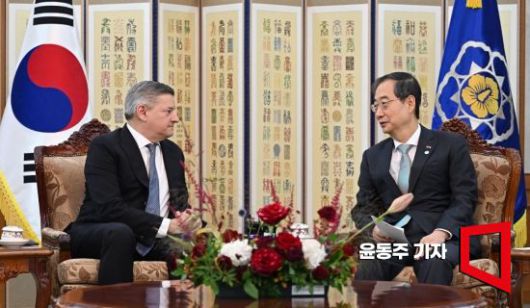 한덕수 국무총리가 22일 서울 종로구 정부서울청사에서 테드 서랜도스 넷플릭스 공동 최고경영자와 면담을 갖고 있다. 사진=윤동주 기자 doso7@