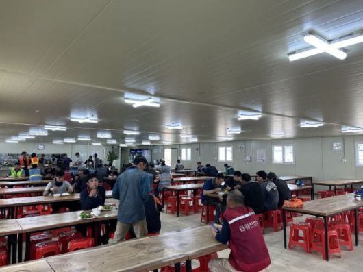 지난 4일 오전 11시30분께 경기도 고양시 한 아파트 건설현장 식당에서 외국인 근로자들이 식사를 하고 있다. [사진=곽민재 기자]