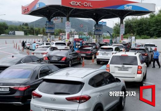 서울 만남의 광장 주유소에 많은 고객 차량들이 몰려 줄지어 있다. 사진=허영한 기자 younghan@