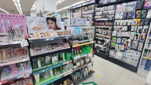 서울시 동작구 사당동에 위치한 다이소 매장, 태그 쿠션 제품이 모두 팔려나가 실제 제품을 찾아볼 수 없었다. [사진=이민지 기자]