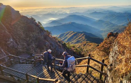천왕봉 일출을 보고 하산하는 탐방객들