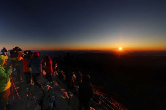 지리산 천왕봉 일출를 보는 탐방객들