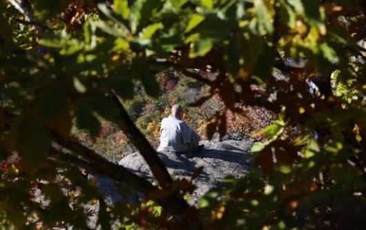 우리나라에서 가장 높은 곳에 있는 법계사 아래 너럭바위에 앉아 있는 노스님