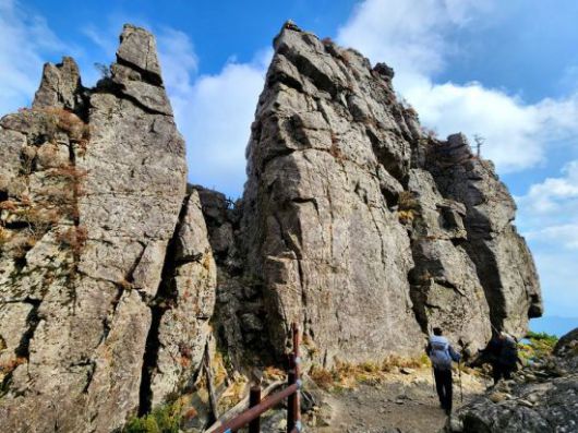 형제처럼 서 있는 형제봉바위