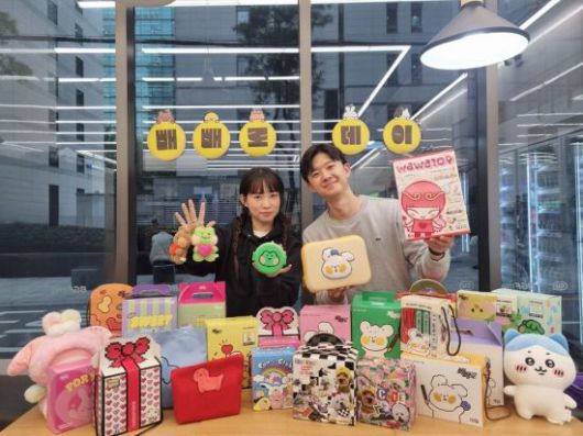 모델들이 CU에서 빼빼로데이 협업 상품을 홍보하고 있다[사진제공=CU].