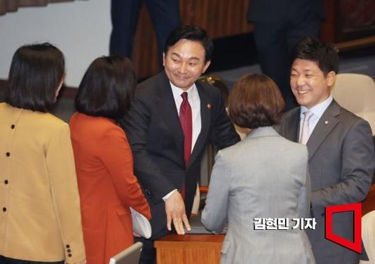 원희룡 국토교통부 장관이 31일 서울 여의도 국회에서 열린 2024년 예산안 시정연설을 앞두고 의원들과 인사를 나누고 있다. 사진=김현민 기자 kimhyun81@