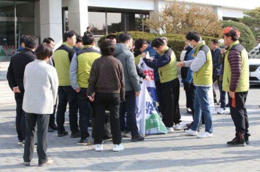 보건의료노조 측과 도청 청원경찰 간 실랑이가 벌어지고 있다. [사진=이세령 기자]