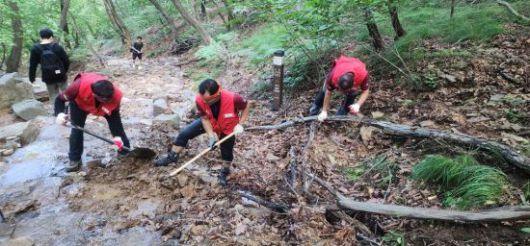 대한산악구조협회의 2023 숲길 안전 캠페인 활동모습 [사진제공=대한산악구조협회]