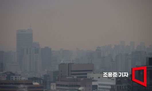 국외 미세먼지가 유입돼 수도권을 비롯해 전국적으로 미세먼지 나쁨으로 예보된 6일 서울 종로구 도심속 빌딩과 아파트들이 뿌옇게 보이고 있다. 사진=조용준 기자 jun21@