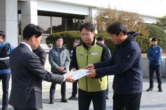 보건의료노조 울산경남지부에서 박완수 도지사 면담을 요청하는 서류를 전하고 있다. [사진=이세령 기자]