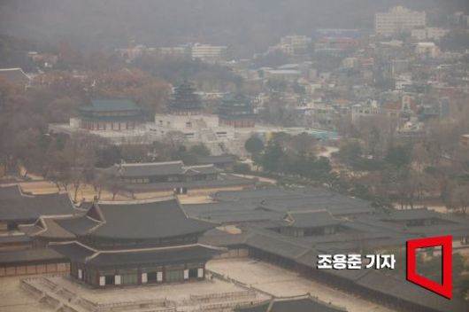 국외 미세먼지가 유입돼 수도권을 비롯해 전국적으로 미세먼지 나쁨으로 예보된 6일 서울 종로구 경복궁과 도심속 건물이 뿌옇게 보이고 있다. 사진=조용준 기자 jun21@