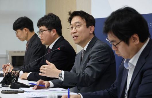 차량용 요소 관련 관계부처 점검회의 결과 브리핑
    (세종=연합뉴스) 최재구 기자 = 6일 정부세종청사에서 열린 차량용 요소 관련 관계부처 점검회의 결과 및 향후계획 브리핑에서 최재영 공급망기획단 부단장이 질문에 답하고 있다. 2023.12.6
    jjaeck9@yna.co.kr
(끝)


＜저작권자(c) 연합뉴스, 무단 전재-재배포 금지＞