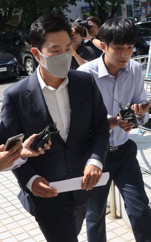 상장을 도와준다며 코인 발행업체로부터 금품을 챙긴 혐의(특정경제범죄가중처벌법상 사기·배임수재)를 받는 프로골퍼 안성현 씨가 1일 서울 양천구 서울남부지방법원에서 열린 구속 전 피의자 심문(영장실질심사)에 출석하고 있다. [이미지출처=연합뉴스]