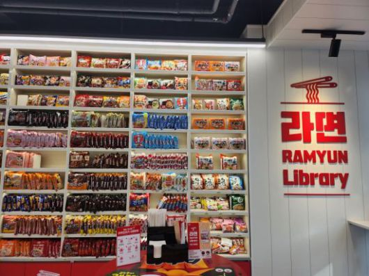 라면 진열대에는 100여종류가 넘는 라면이 놓여있다. 외국인들이 좋아하는 붉닭볶음면 시리즈는 진열과 동시에 빠르게 소진되고 있다는 전언이다. [사진=이민지 기자]