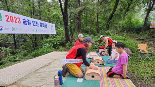 대한산악구조협회의 2023 숲길 안전 캠페인 활동모습 [사진제공=대한산악구조협회]