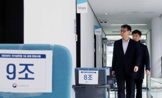 이인호 인사혁신처 차장이 국가공무원 7급 공채 면접시험'이 치러진 경기도 과천 국가공무원인재개발원을 방문해 시험 상황을 점검하고 있다. [사진=연합뉴스]