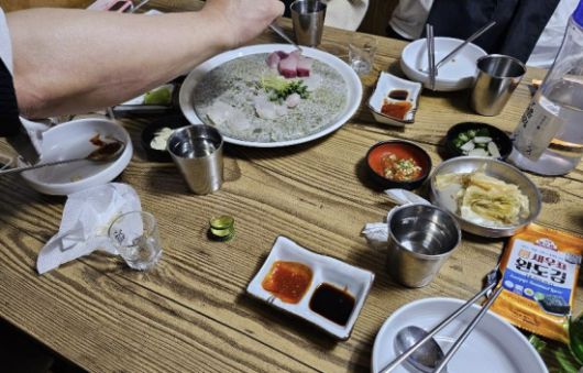 횟집에 가 광어와 방어회 10만원 어치를 시켰으나 40여점밖에 나오지 않았다고 후기를 작성해 온라인 상에서 논란이 됐다. [사진=온라인 커뮤니티 갈무리]