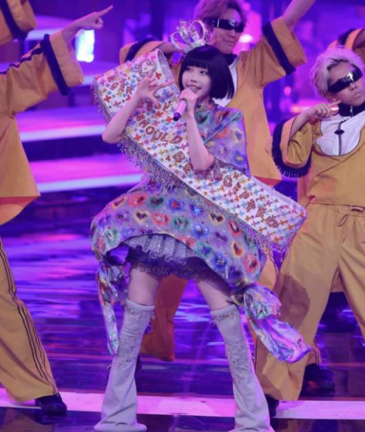 무대에서 공연 중인 아노.(사진출처=아노 인스타그램)