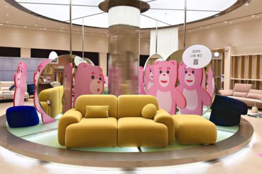 경기도 고양시에 위치한 '에싸 일산 플래그십스토어'에 행사 상품과 벨리곰 캐릭터가 전시돼 있다. [사진제공=롯데홈쇼핑]