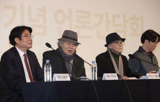 영화 '배신' 정진우 감독(왼쪽 두번째)이 26일 오전 서울 마포구 한국영상자료원에서 열린 '미보유 발굴 필름 공개 및 기관 창립 50주년 기념 언론간담회'에서 인사말을 하고 있다. 왼쪽부터 김홍준 한국영상자료원 원장, 정진우 감독, 김종원 영화사연구가, 정종화 한국영상자료원 학예연구팀장. [이미지출처=연합뉴스]