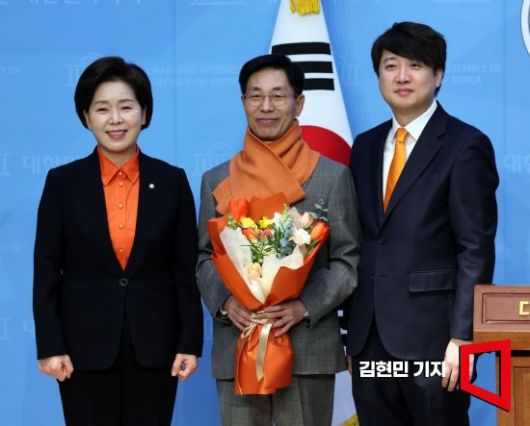 한국의희망 1호 영입인재인 이창한 전 반도체협회 부회장이 30일 국회 소통관에서 열린 한국의희망 입당 환영식에서 기념촬영을 하고 있다. 왼쪽부터 양향자 한국의희망 대표, 이 전 부회장, 이준석 개혁신당 대표. 사진=김현민 기자 kimhyun81@