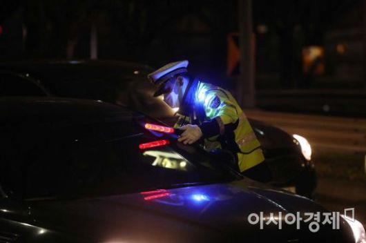 경찰이 음주운전 단속을 하는 모습으로 기사의 특정 내용과 관계없다. /문호남 기자 munonam@