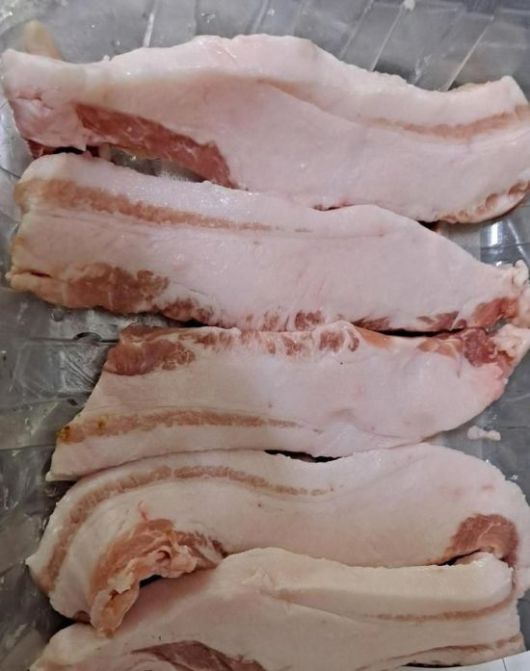 비계가 많아 논란이 된 '삼겹살 데이'에 판매된 삼겹살. [사진=온라인 커뮤니티 캡처]