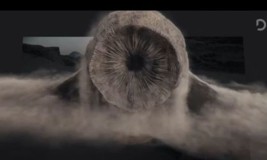 '듄'의 모래벌레를 만들려면 현실적인 모래 입자를 구현해야 한다. 사진은 모래벌레 CG 주변에 디지털 모래를 입히는 장면. [이미지출처=DNEG 유튜브 캡처]