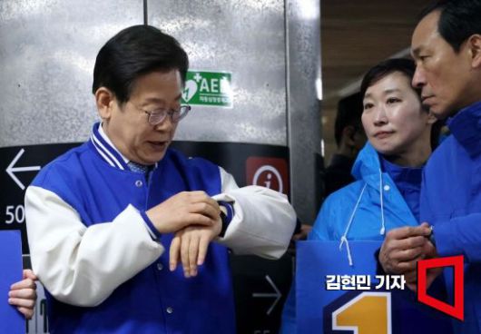 이재명 더불어민주당 대표가 26일 서울 지하철 아현역에서 출근길 시민들에게 총선 지지를 호소하던 중 시간을 확인하고 있다. 사진=김현민 기자 kimhyun81@