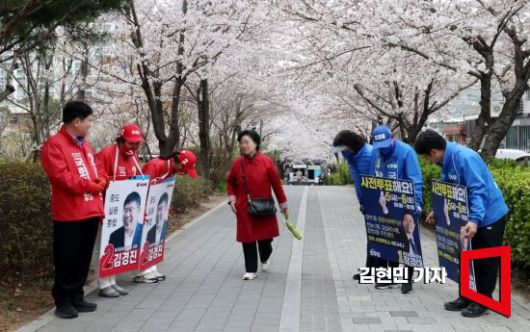 3일 서울 동대문구 전농동에서 더불어민주당과 국민의힘 선거운동원들이 유세를 하고 있다. 사진=김현민 기자 kimhyun81@
