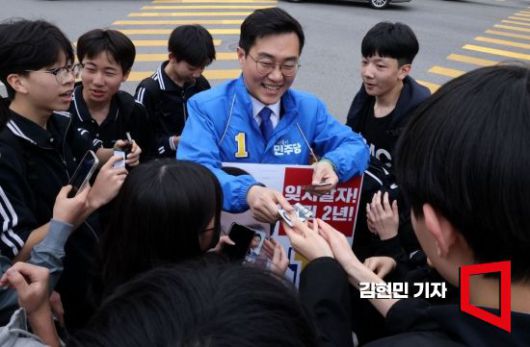 제22대 총선 서울 동대문구 을에 출마한 장경태 더불어민주당 후보가 3일 동대문중학교 인근에서 선거 유세를 하고 있다. 사진=김현민 기자 kimhyun81@