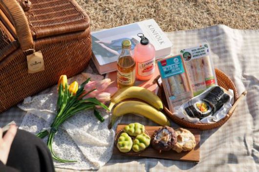 임고강변공원에서 피크닉을 즐기는 모습