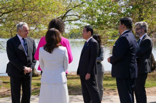 기시다 후미오 일본 총리의 방미를 기념해 이뤄진 이번 기증은 2026년 미국이 독립선언문에 서명한 지 250주년이 되는 것을 기념하는 것이다. [사진출처=로이터·연합뉴스]